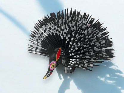 Figura Artesanal de Puercoespín en Tonos Blancos y Negros