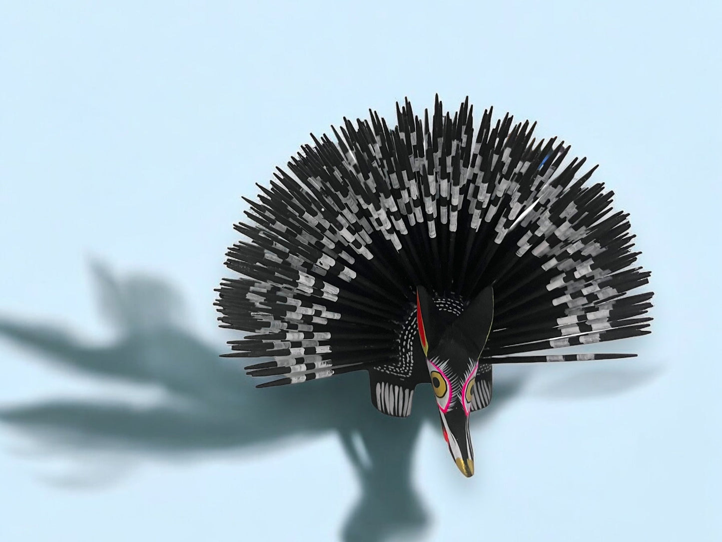 Figura Artesanal de Puercoespín en Tonos Blancos y Negros