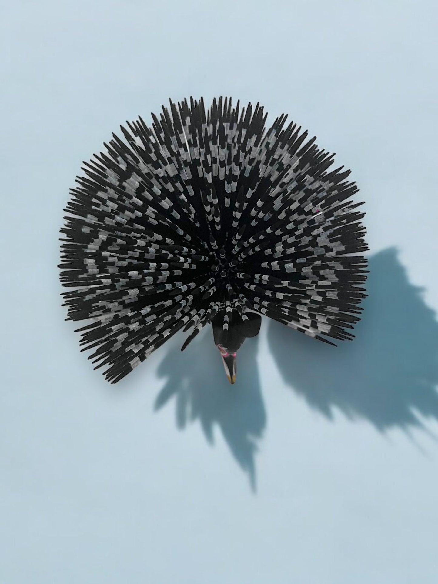 Figura Artesanal de Puercoespín en Tonos Blancos y Negros