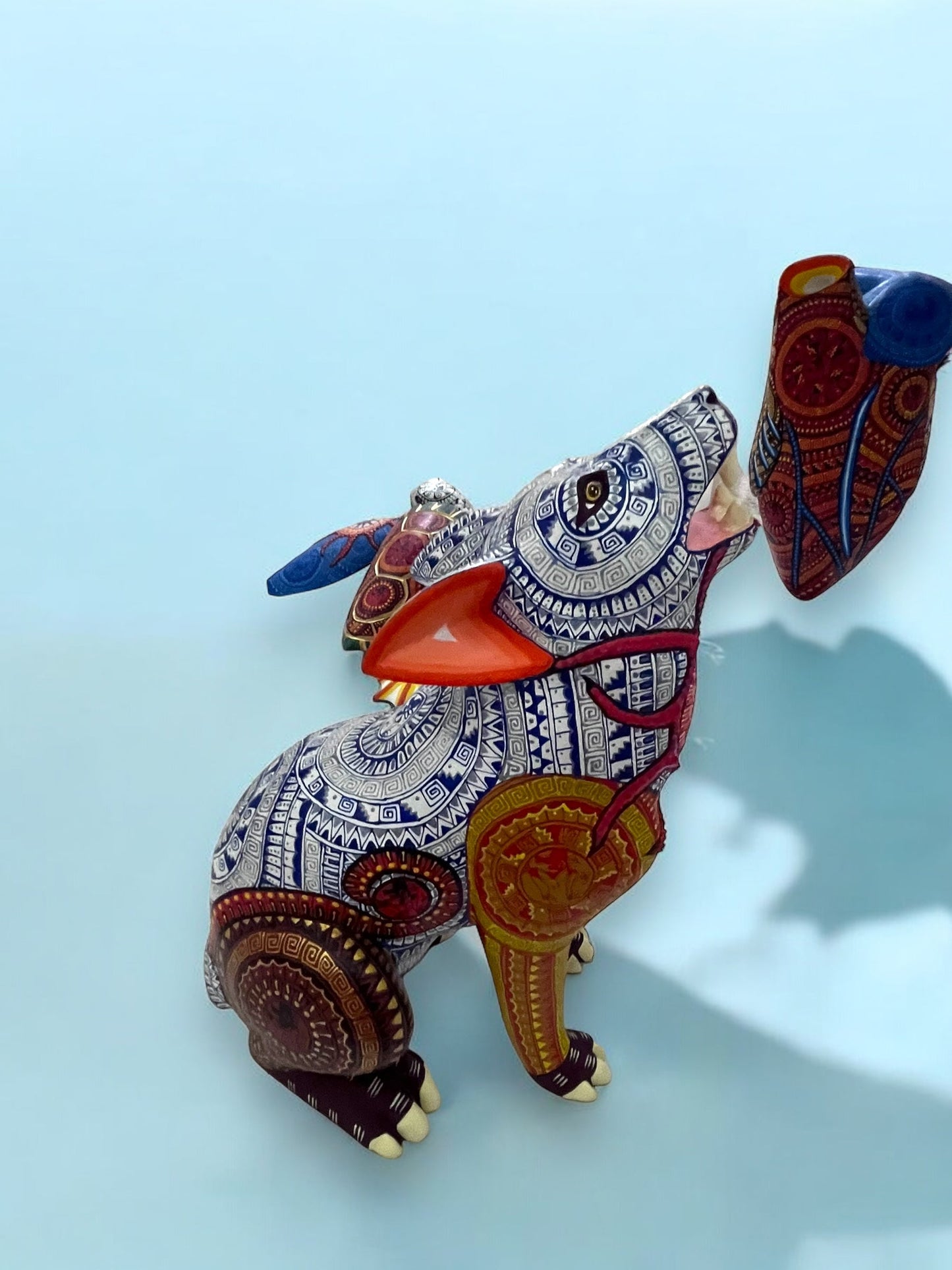 figura de madera de Loba Alebrije gris