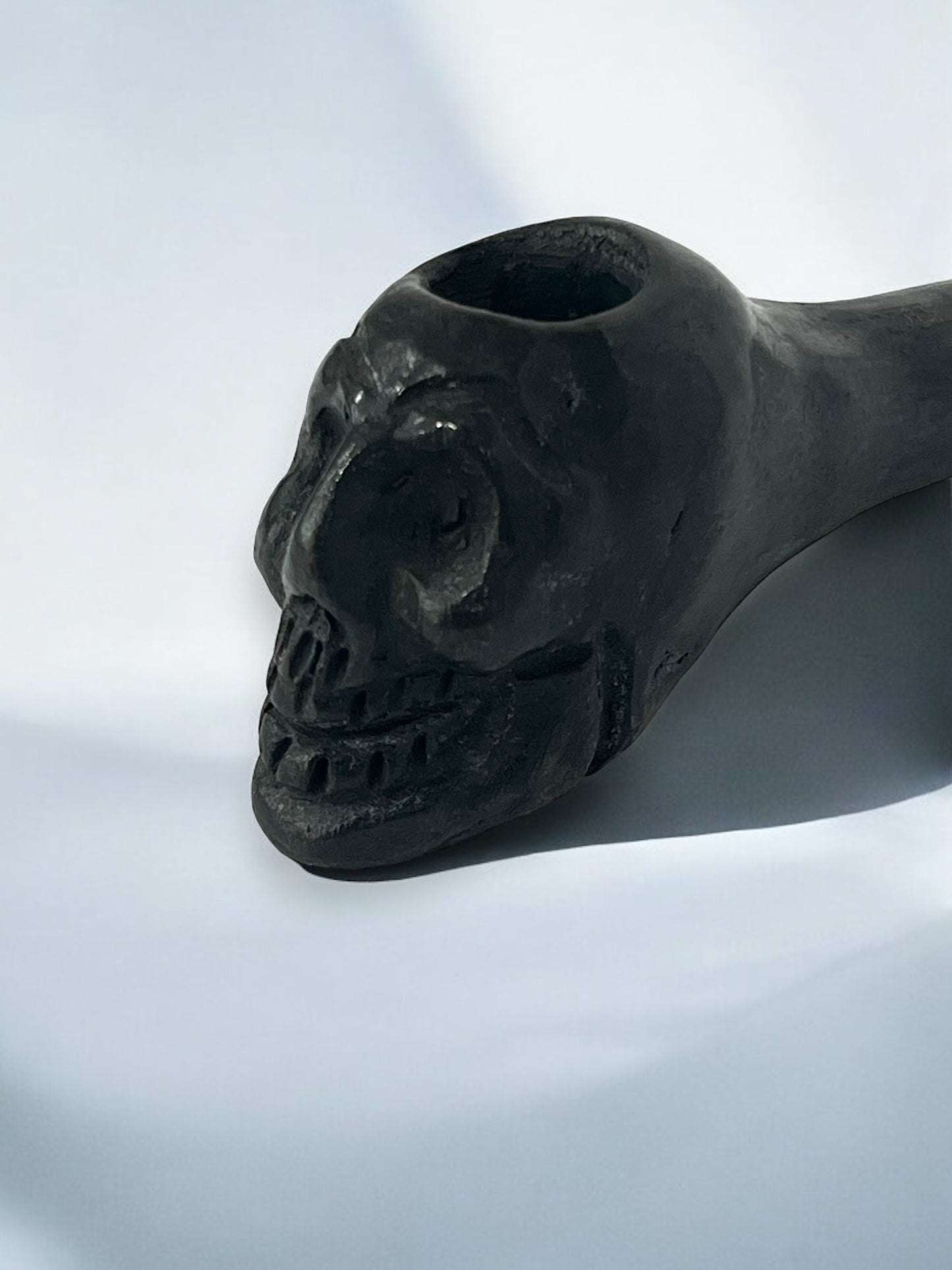 Pipa de Barro Negro en Forma de Calavera