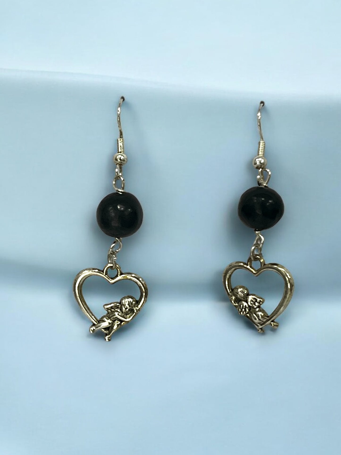 Aretes de Corazón con Cupido y Detalle en Negro