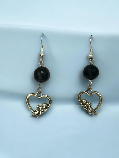 Aretes de Corazón con Cupido y Detalle en Negro