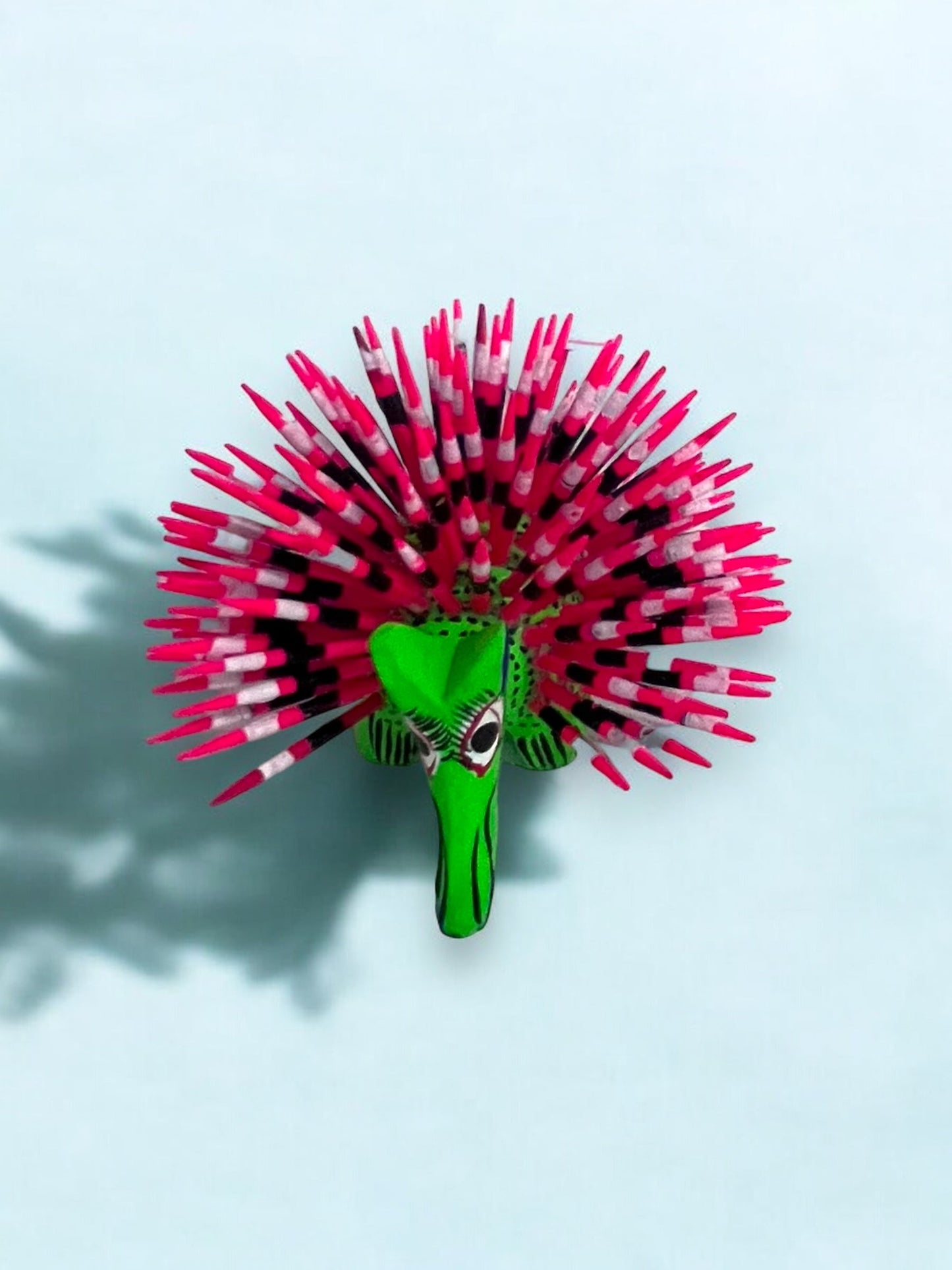 Figura Artesanal de Puercoespín Verde con Púas Rosas y Negras