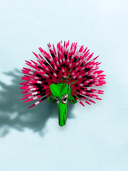 Figura Artesanal de Puercoespín Verde con Púas Rosas y Negras