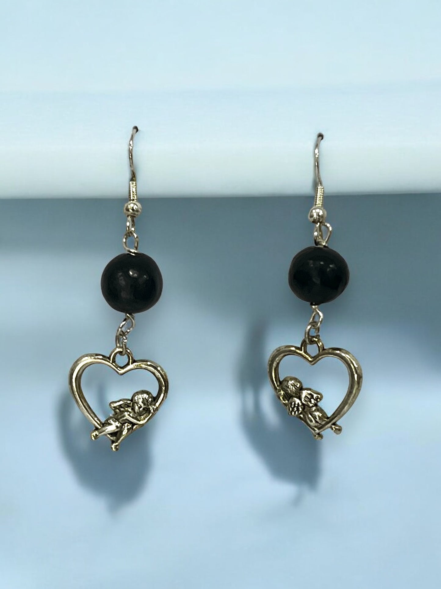 Aretes de Corazón con Cupido y Detalle en Negro