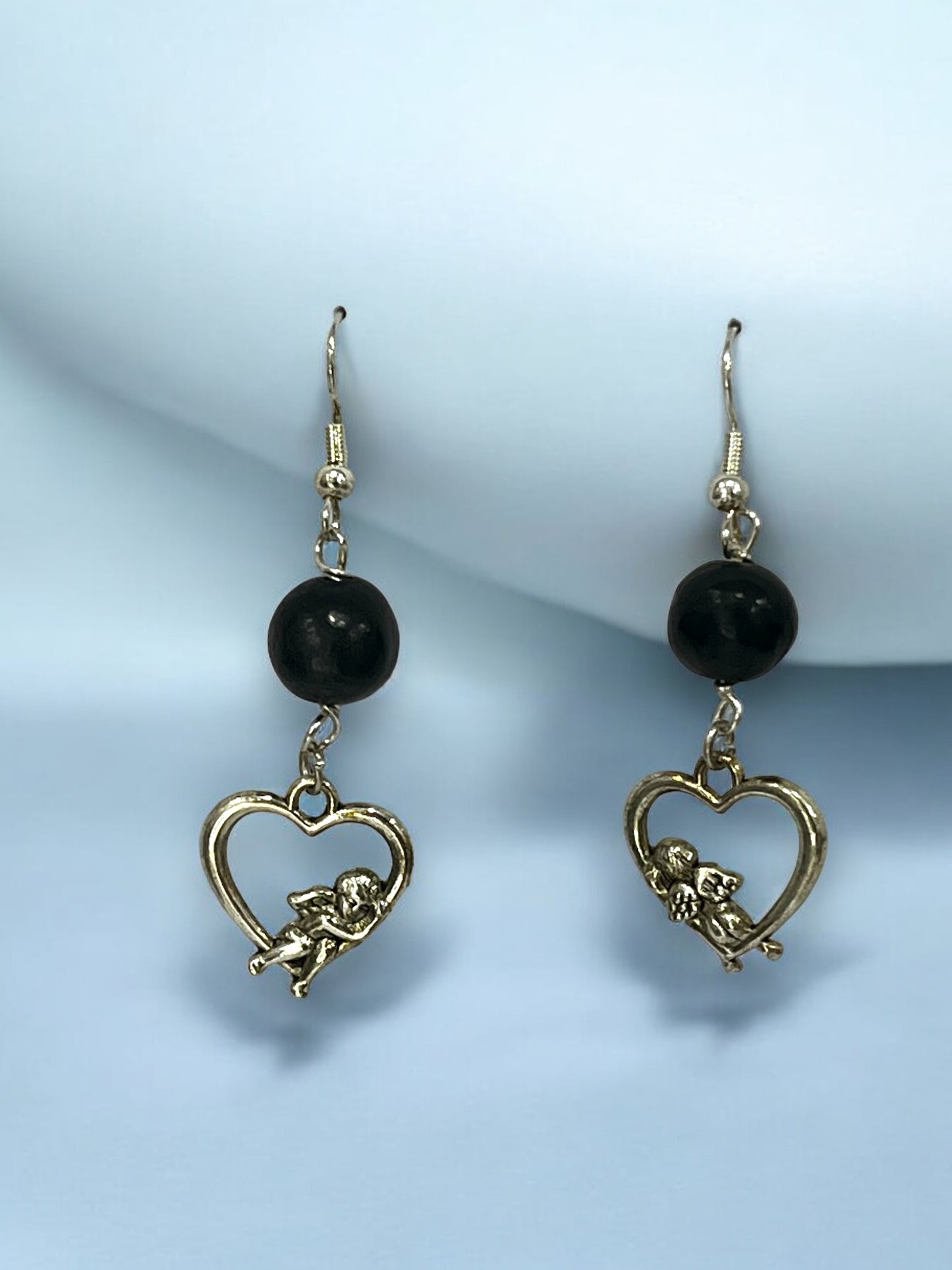 Aretes de Corazón con Cupido y Detalle en Negro