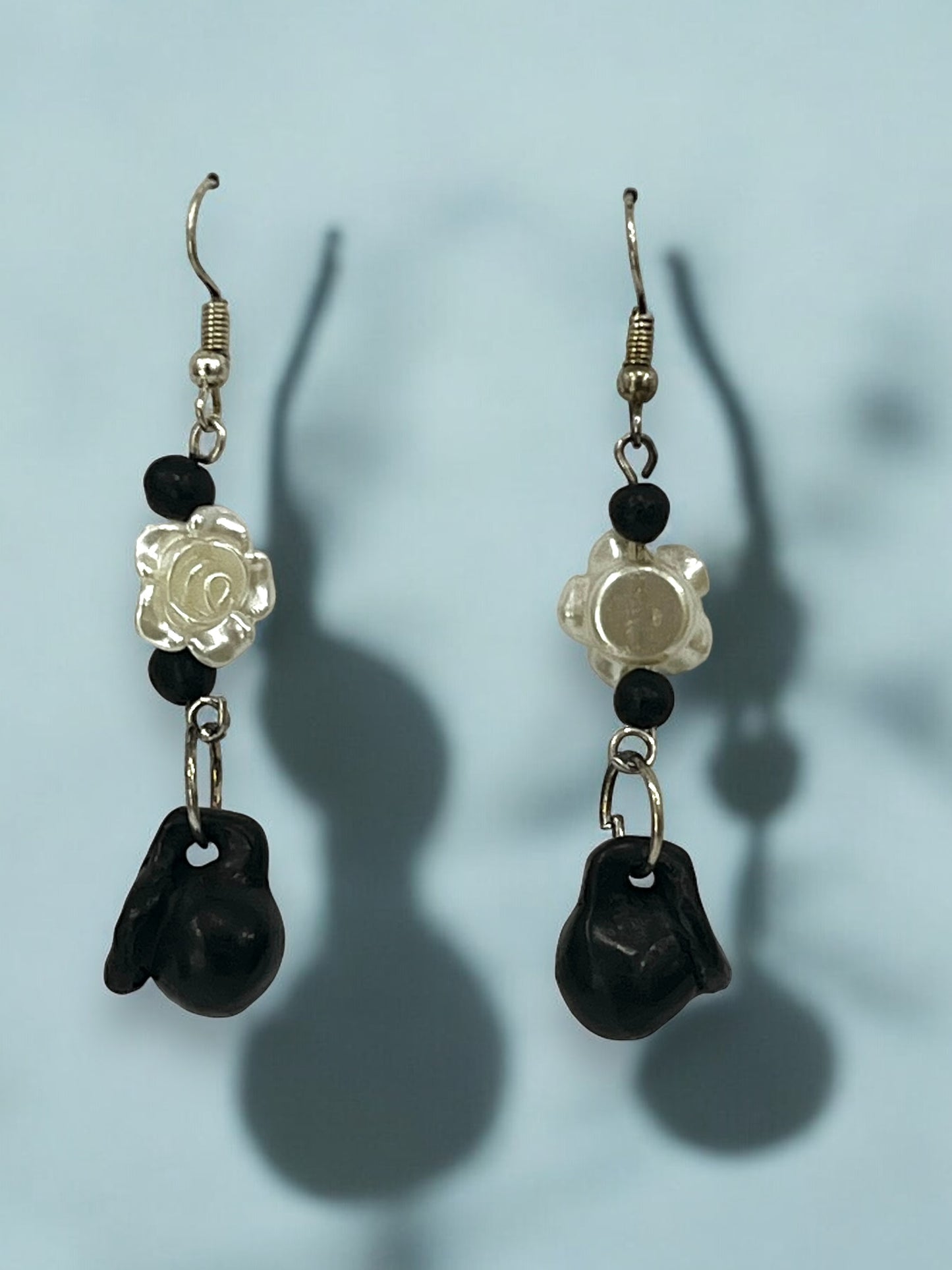 Aretes Colgantes con Detalles Florales y Cuentas Negras