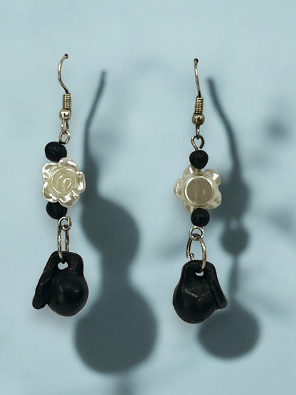 Aretes Colgantes con Detalles Florales y Cuentas Negras