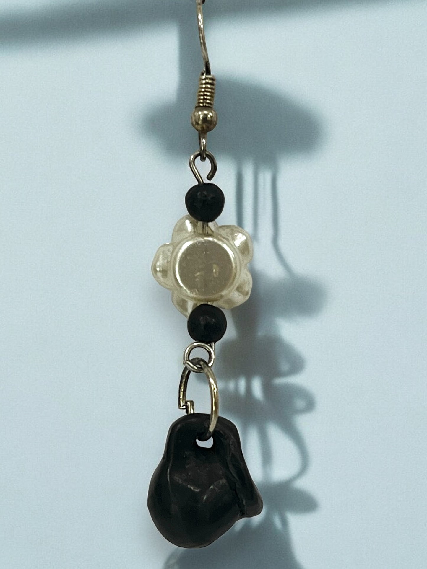 Aretes Colgantes con Detalles Florales y Cuentas Negras