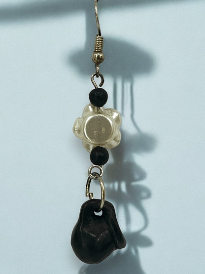 Aretes Colgantes con Detalles Florales y Cuentas Negras