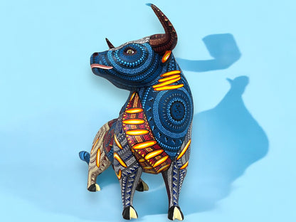 figura de madera de Alebrije en Forma de Toro