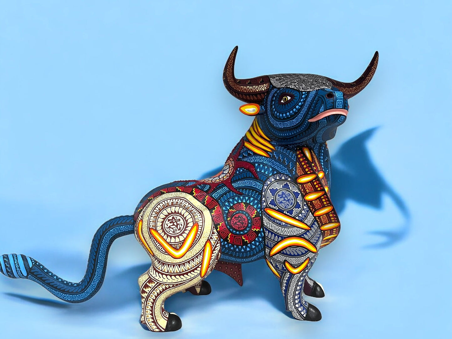 figura de madera de Alebrije en Forma de Toro