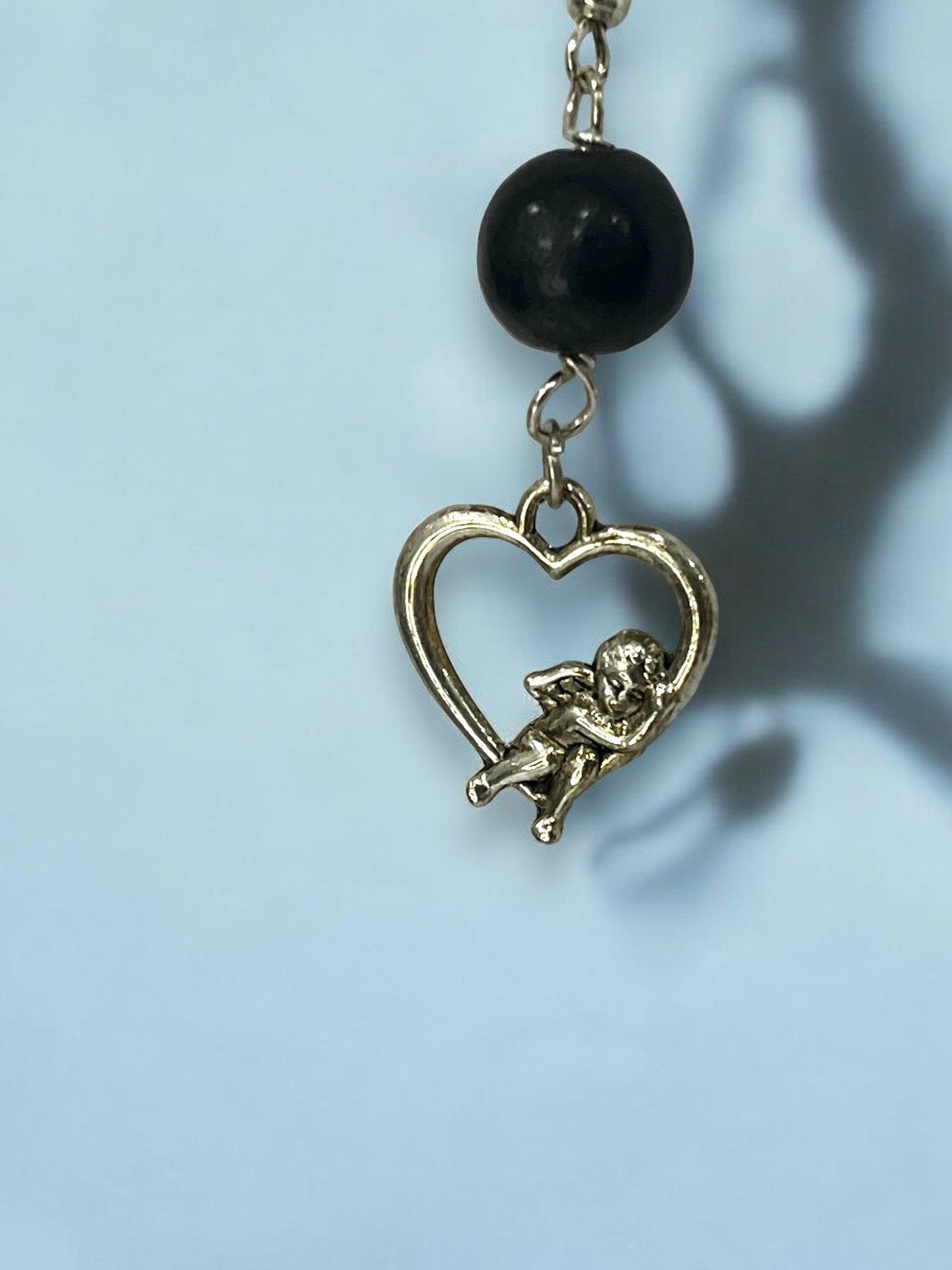 Aretes de Corazón con Cupido y Detalle en Negro