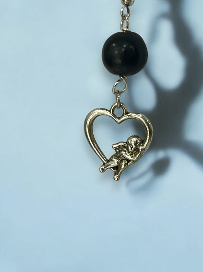 Aretes de Corazón con Cupido y Detalle en Negro
