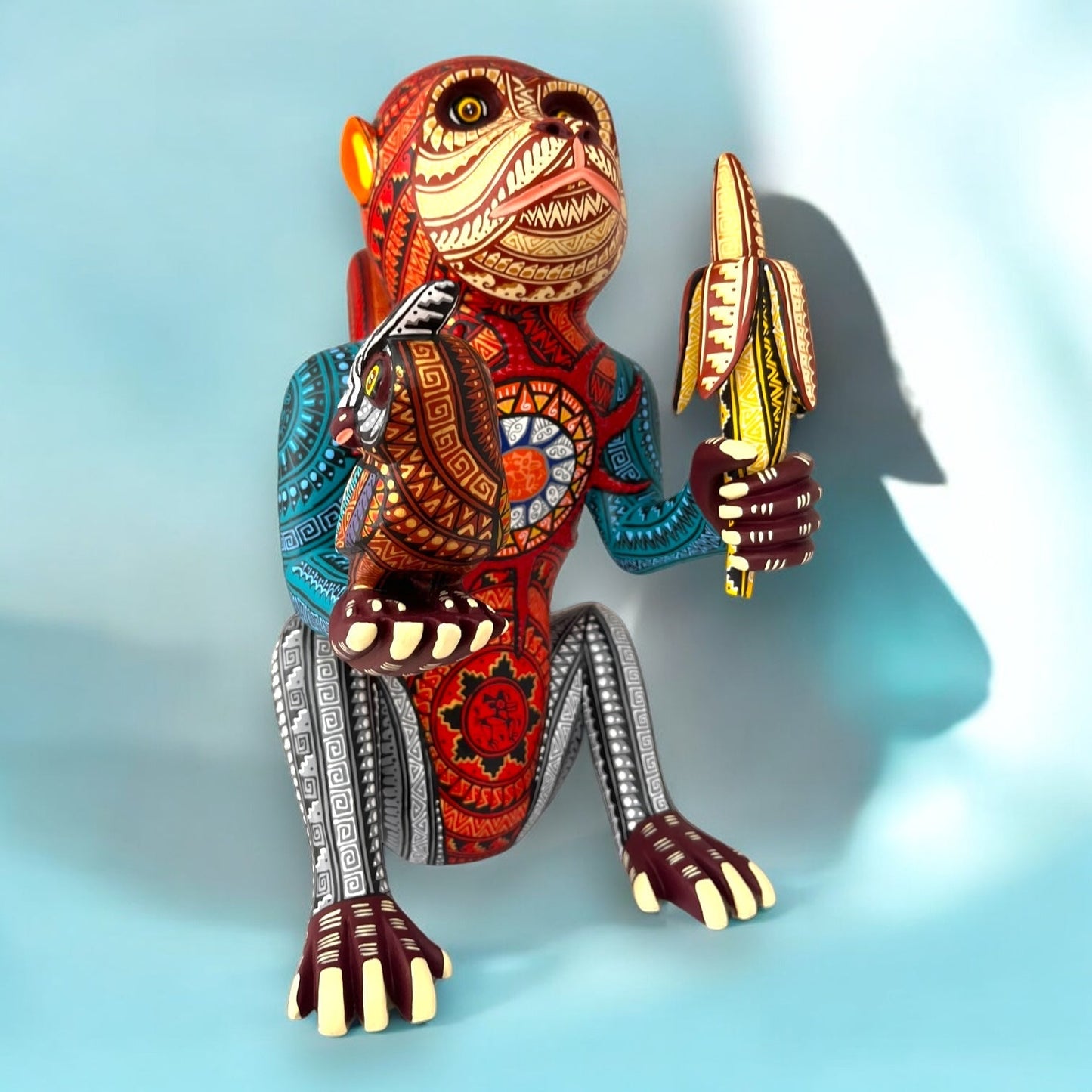 figura de madera de Alebrije en Forma de Mono con Plátano