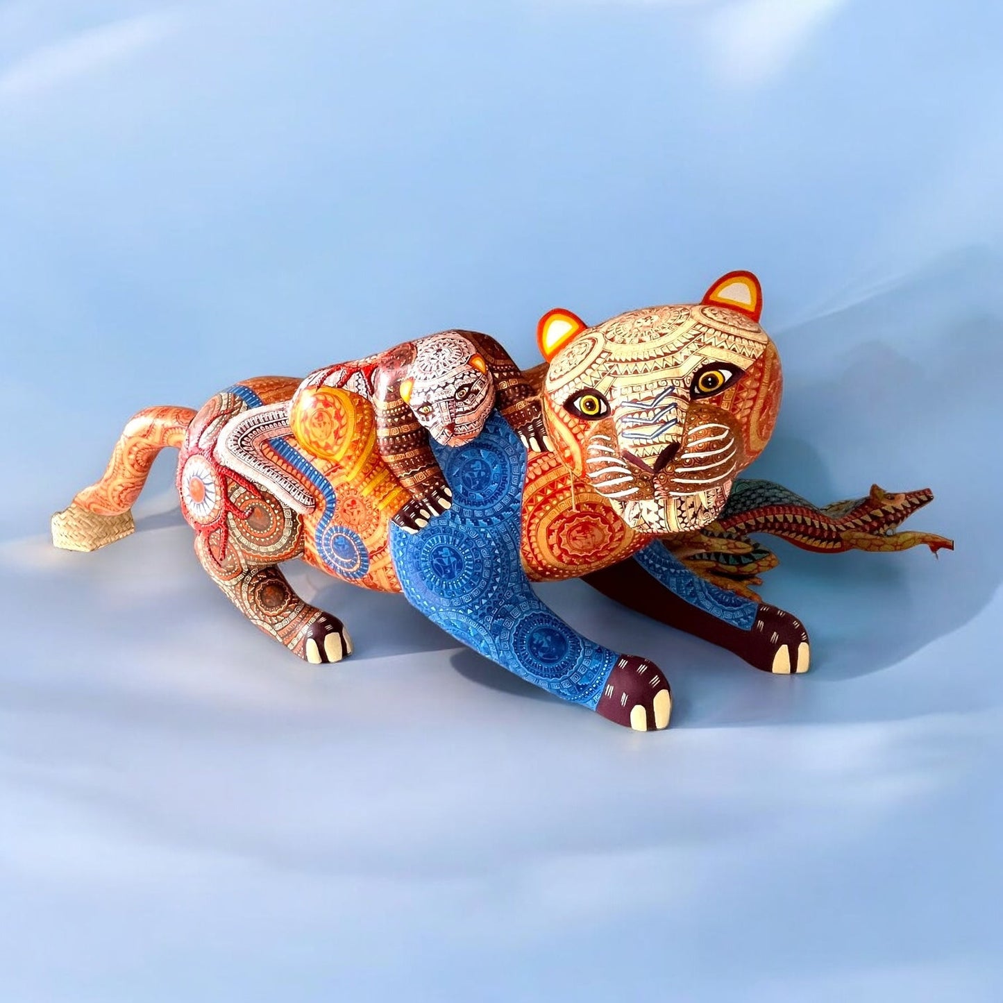 figura de madera de Alebrije en Forma de Tigre con Cachorro