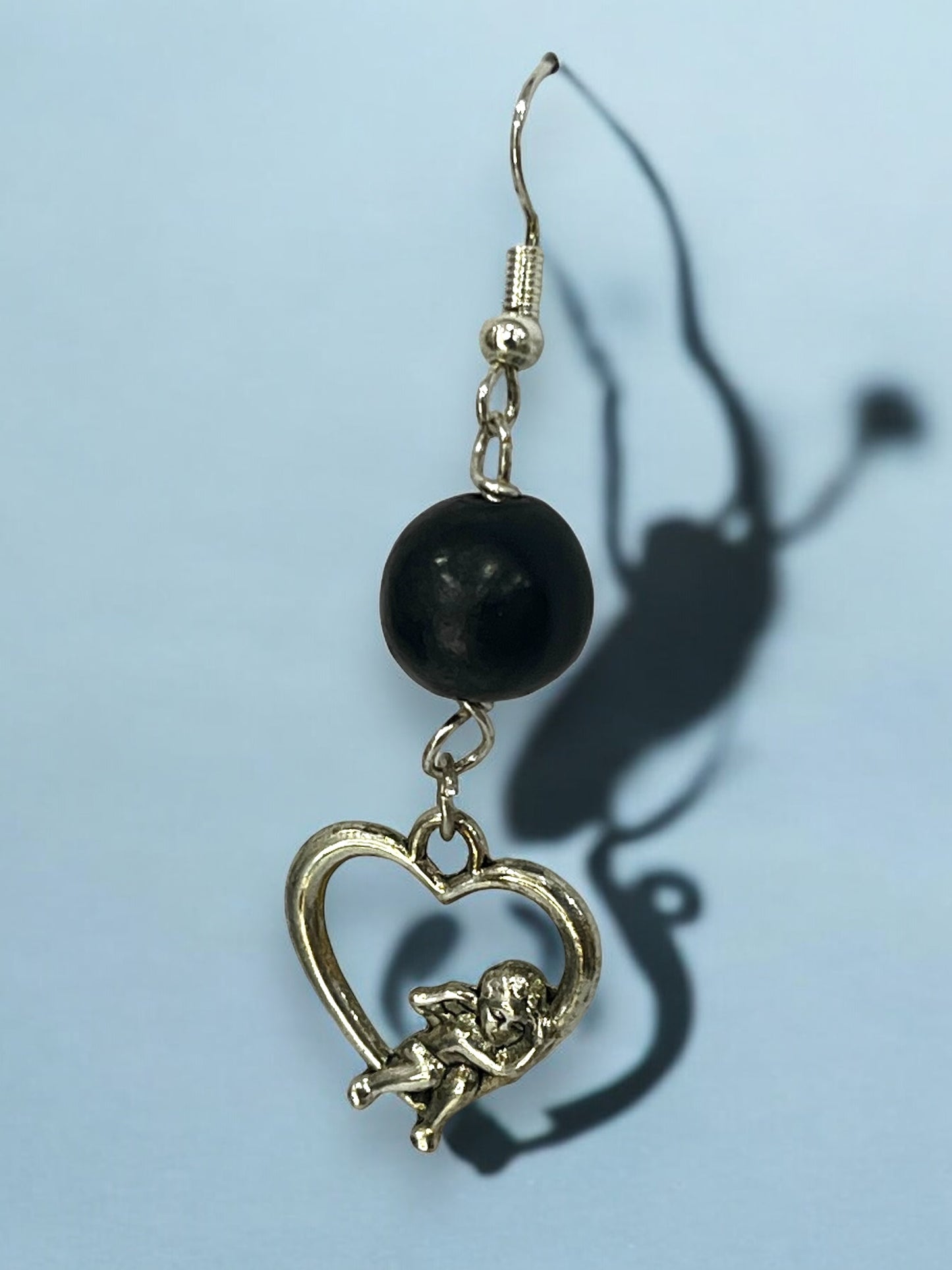 Aretes de Corazón con Cupido y Detalle en Negro