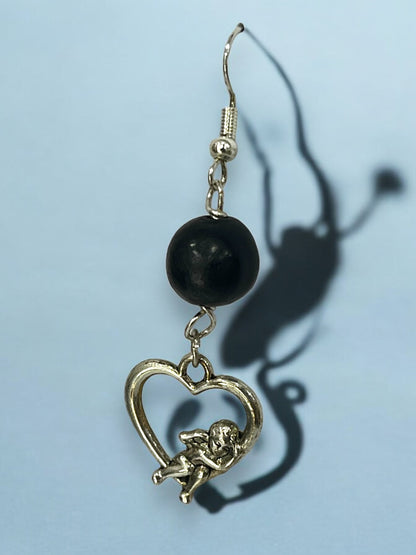Aretes de Corazón con Cupido y Detalle en Negro