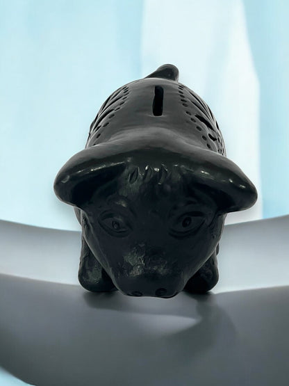 Alcancía de Barro Negro en Forma de Perrito