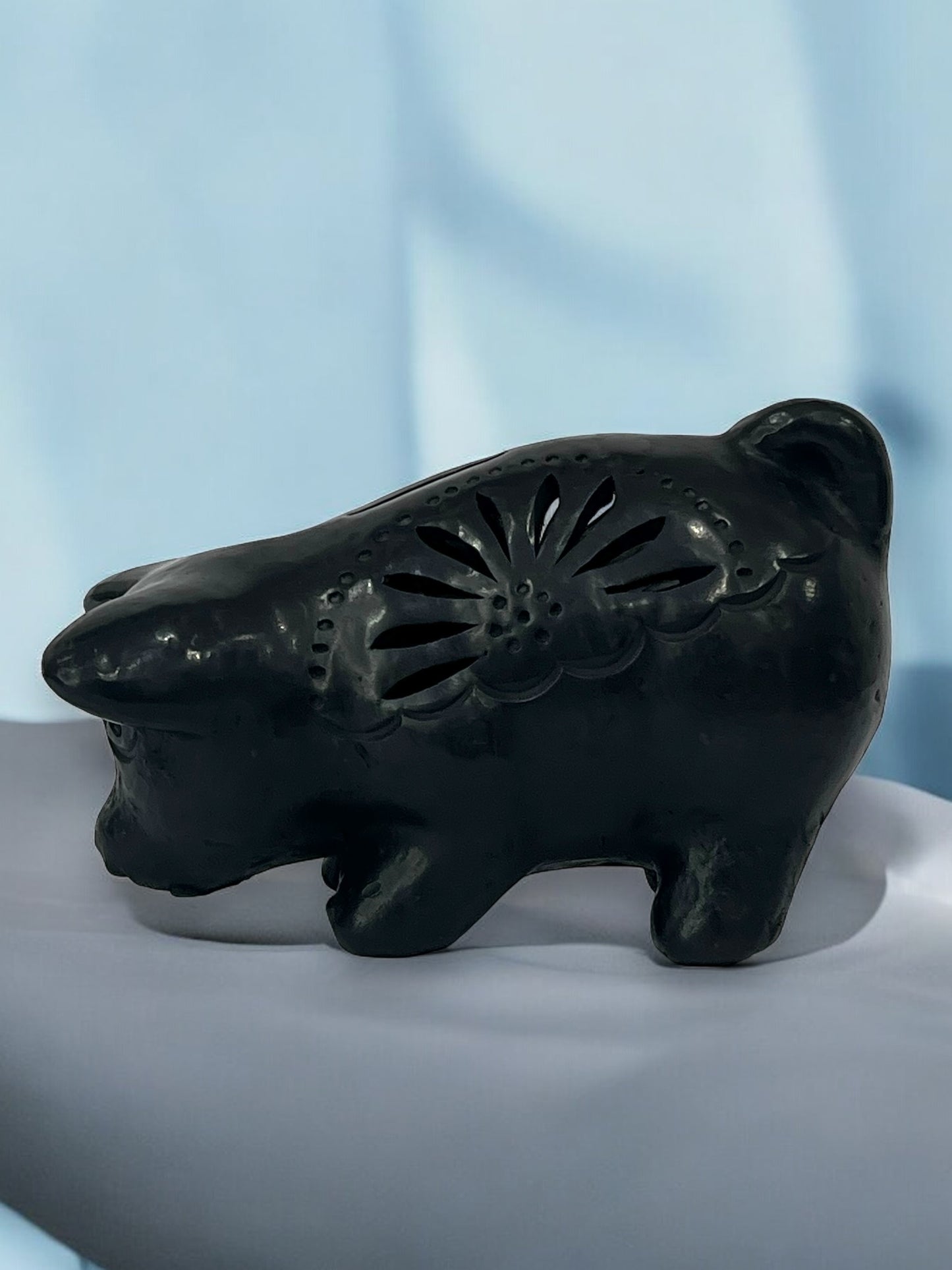 Alcancía de Barro Negro en Forma de Perrito