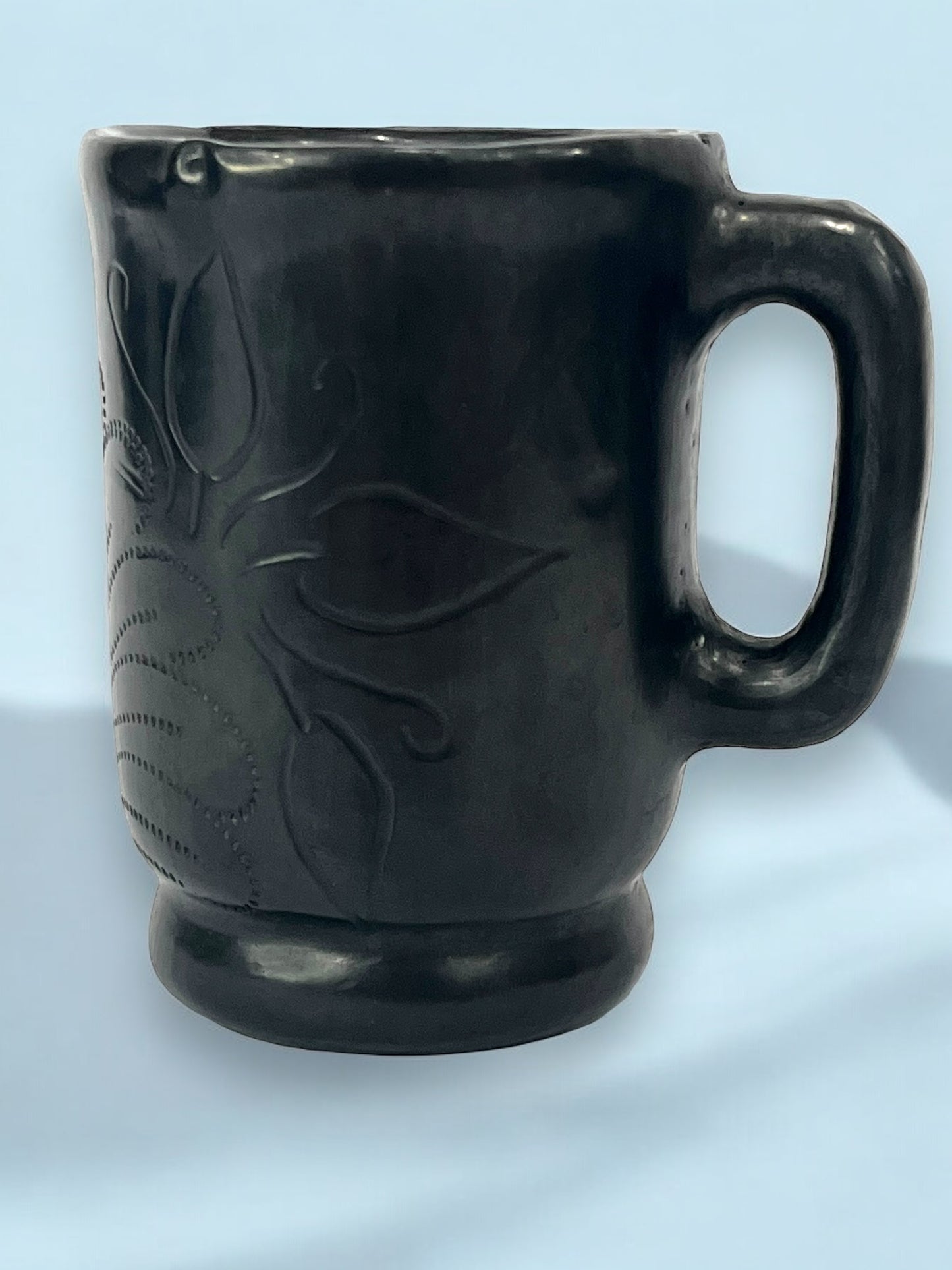 Taza de Barro Negro con Relieves Artesanales