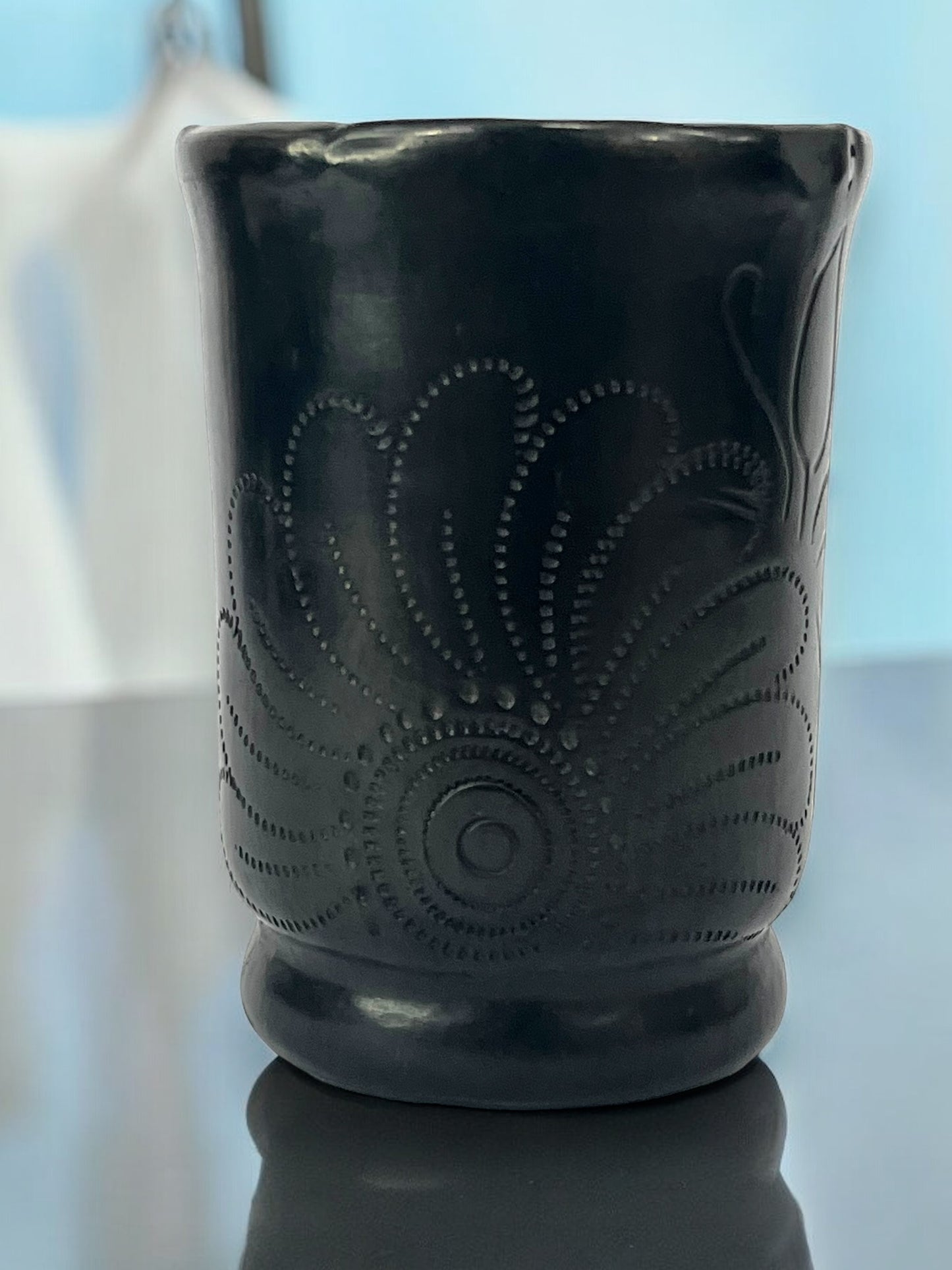 Taza de Barro Negro con Relieves Artesanales