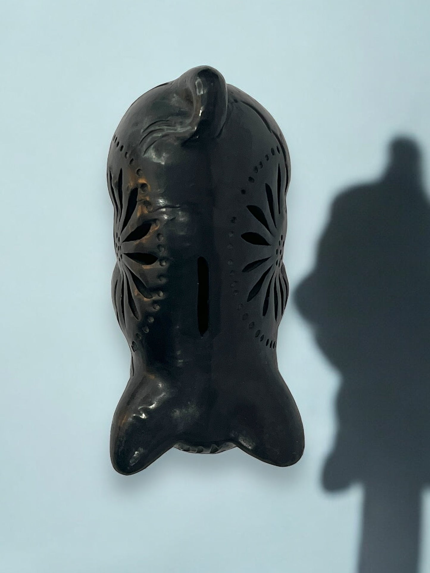 Alcancía de Barro Negro en Forma de Perrito