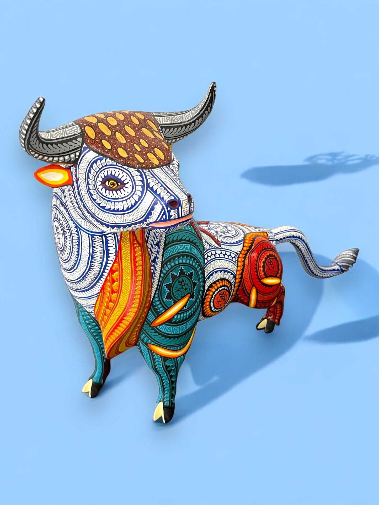 figura de madera de Alebrije en Forma de Toro con cara blanca