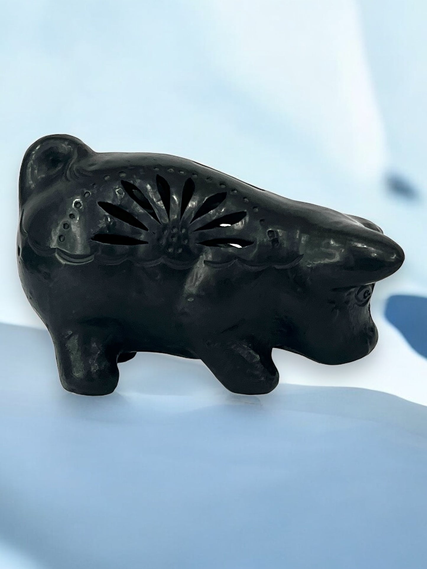 Alcancía de Barro Negro en Forma de Perrito