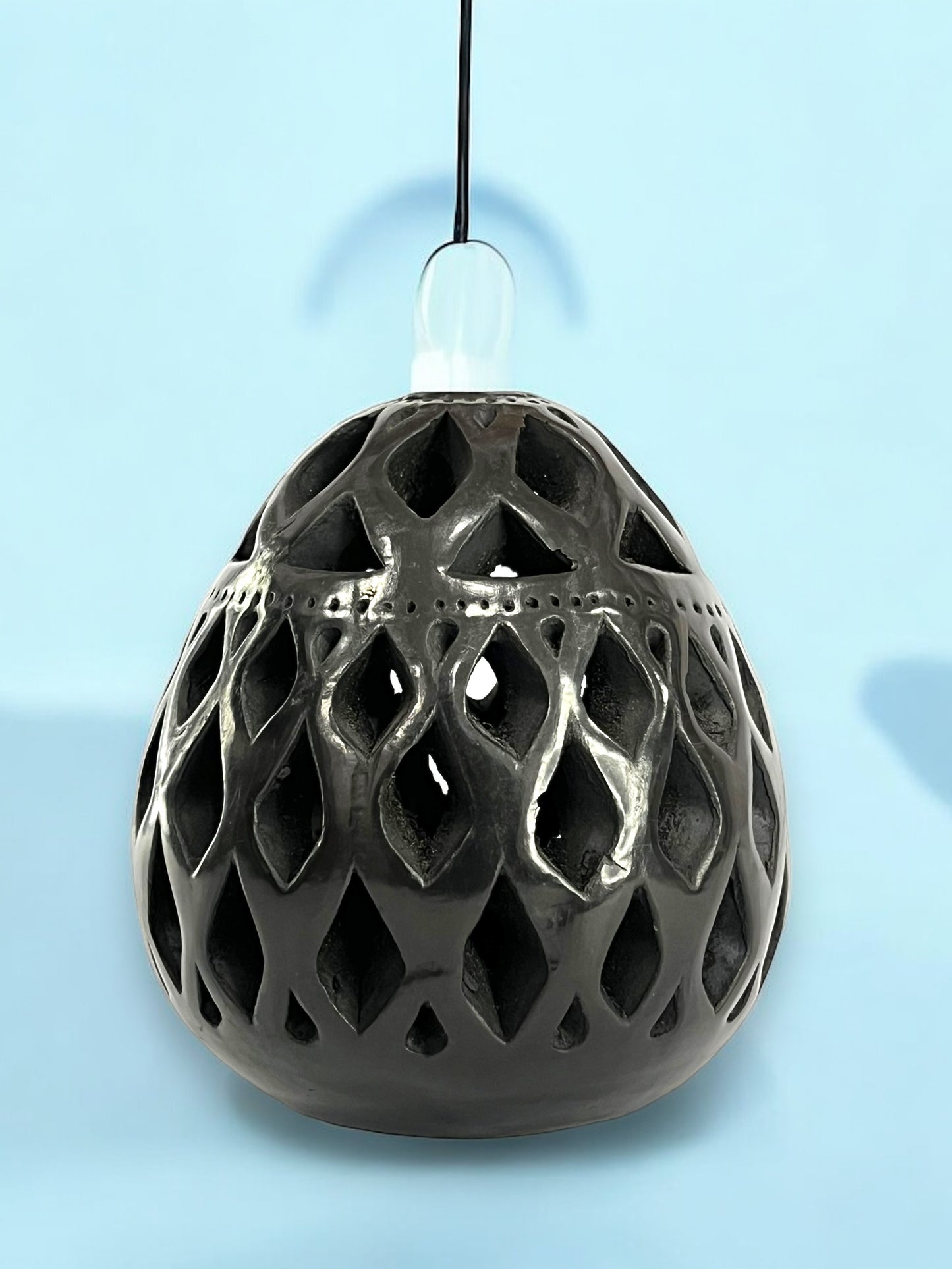 Portavelas de Barro Negro con Diseño Calado