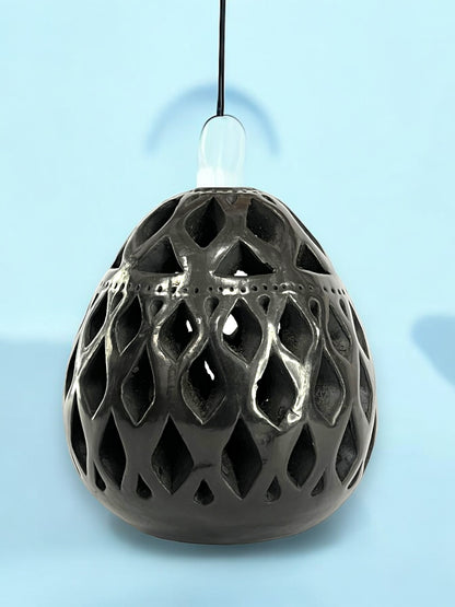 Portavelas de Barro Negro con Diseño Calado