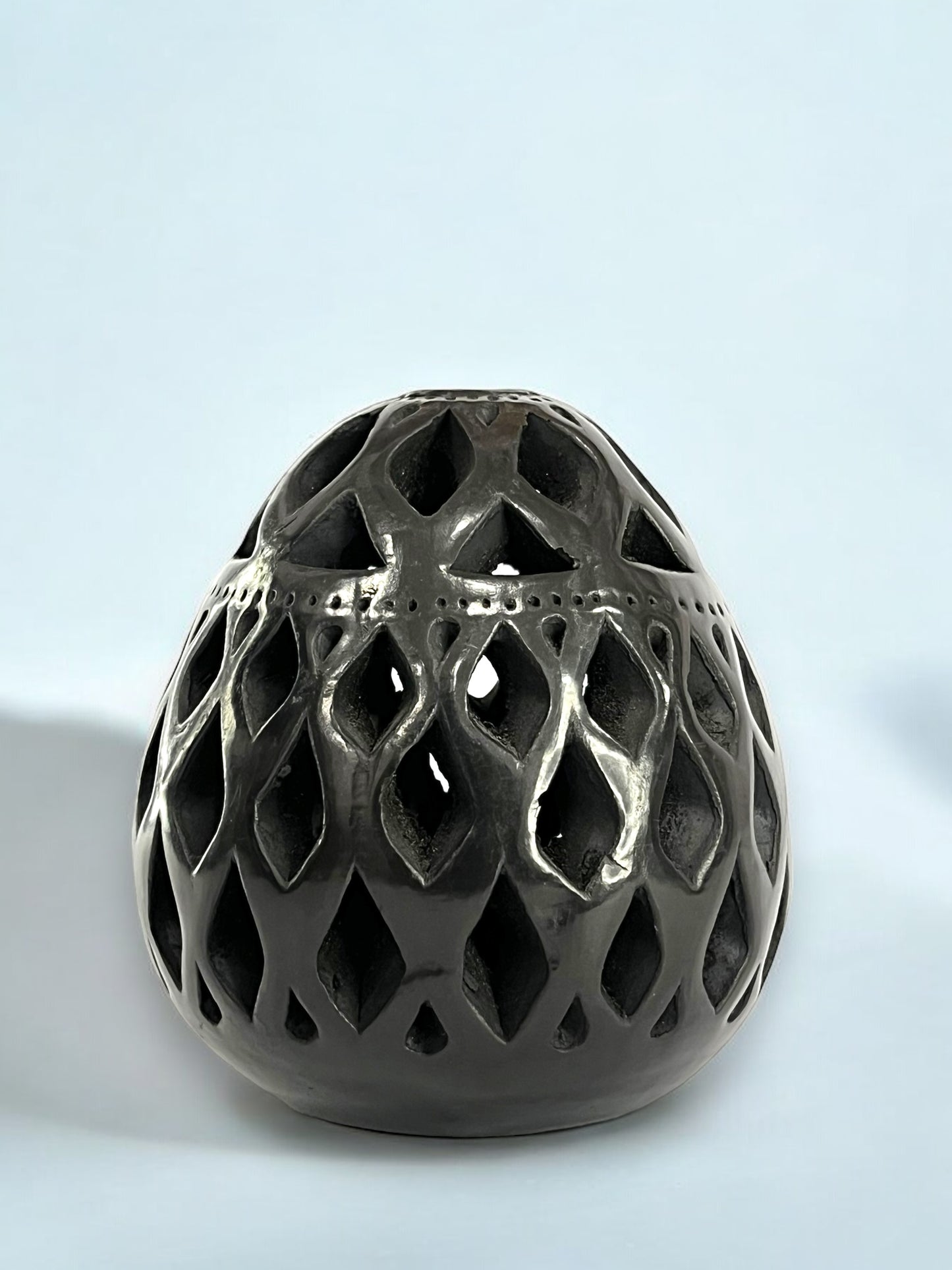 Portavelas de Barro Negro con Diseño Calado