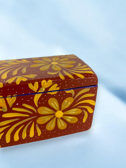 Caja Decorativa de Madera con Flores Doradas