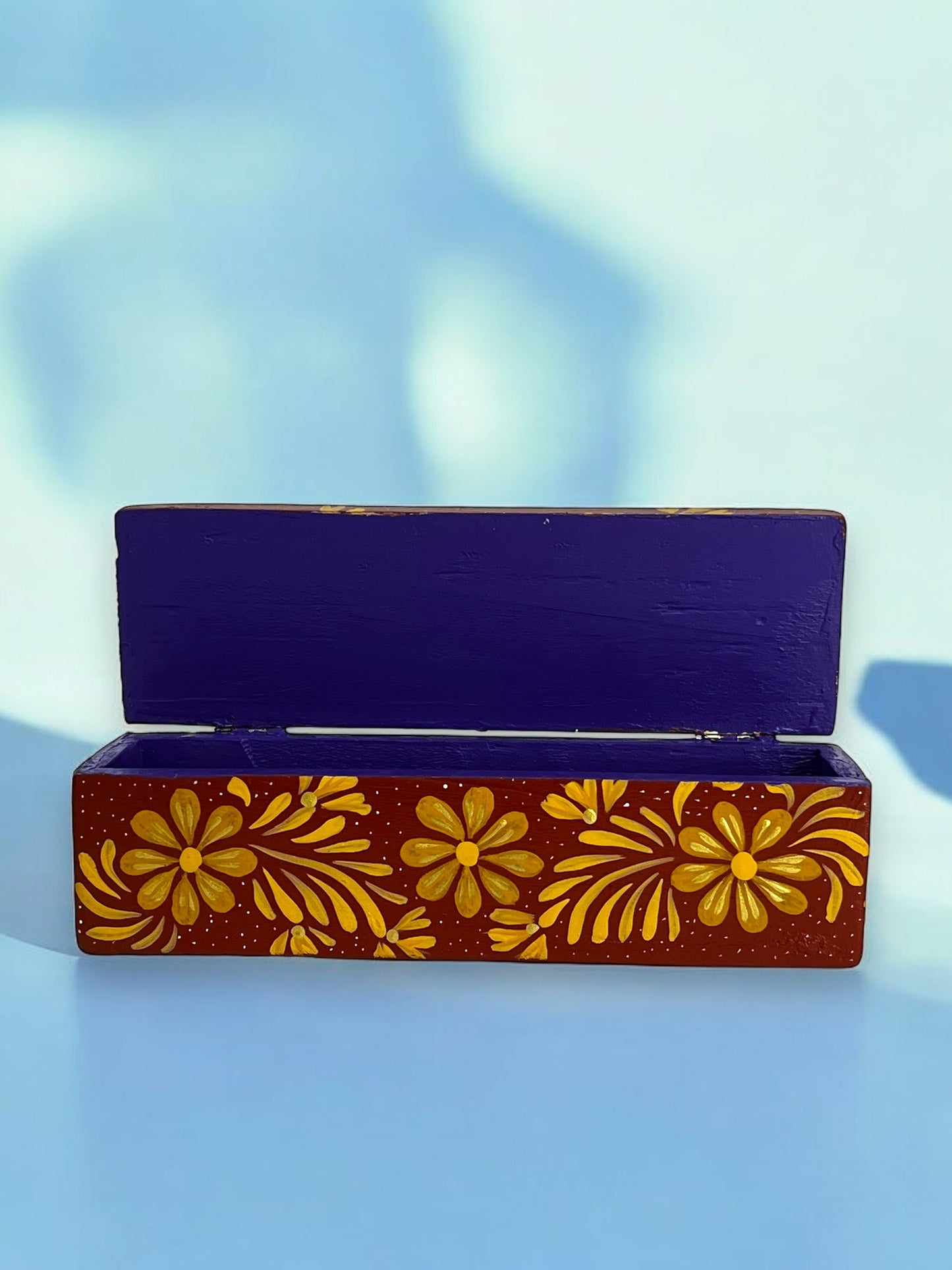 Caja Decorativa de Madera con Flores Doradas