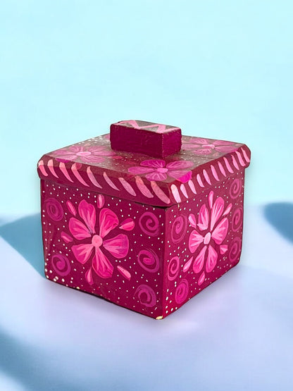 Caja Cuadrada Pintada a Mano en Tonos Rosados