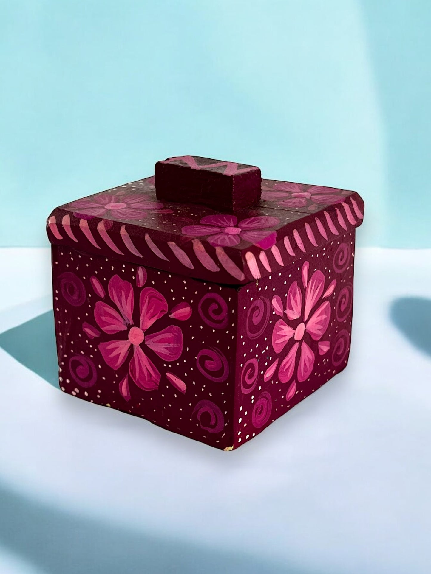 Caja Cuadrada Artesanal Pintada a Mano en Tonos Rosados