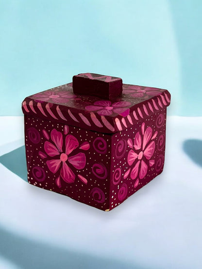 Caja Cuadrada Artesanal Pintada a Mano en Tonos Rosados