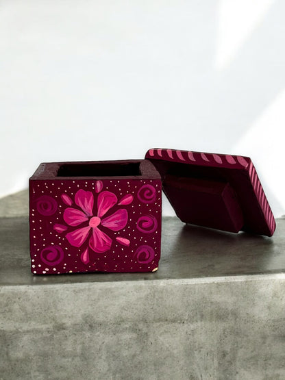 Caja Cuadrada Artesanal Pintada a Mano en Tonos Rosados