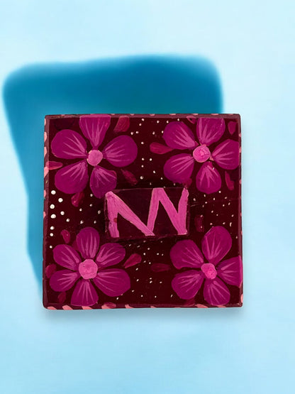 Caja Cuadrada Artesanal Pintada a Mano en Tonos Rosados