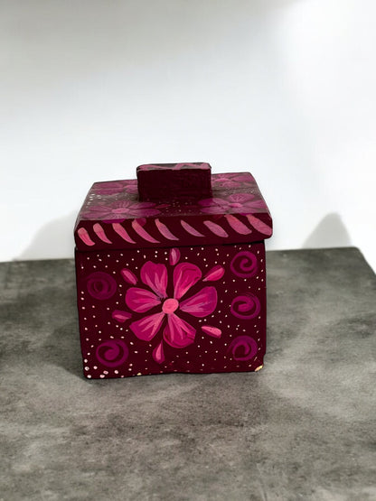 Caja Cuadrada Artesanal Pintada a Mano en Tonos Rosados