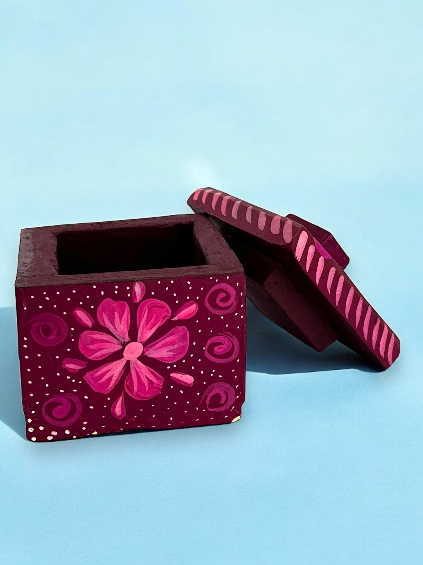 Caja Cuadrada Artesanal Pintada a Mano en Tonos Rosados