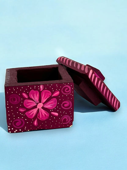 Caja Cuadrada Artesanal Pintada a Mano en Tonos Rosados