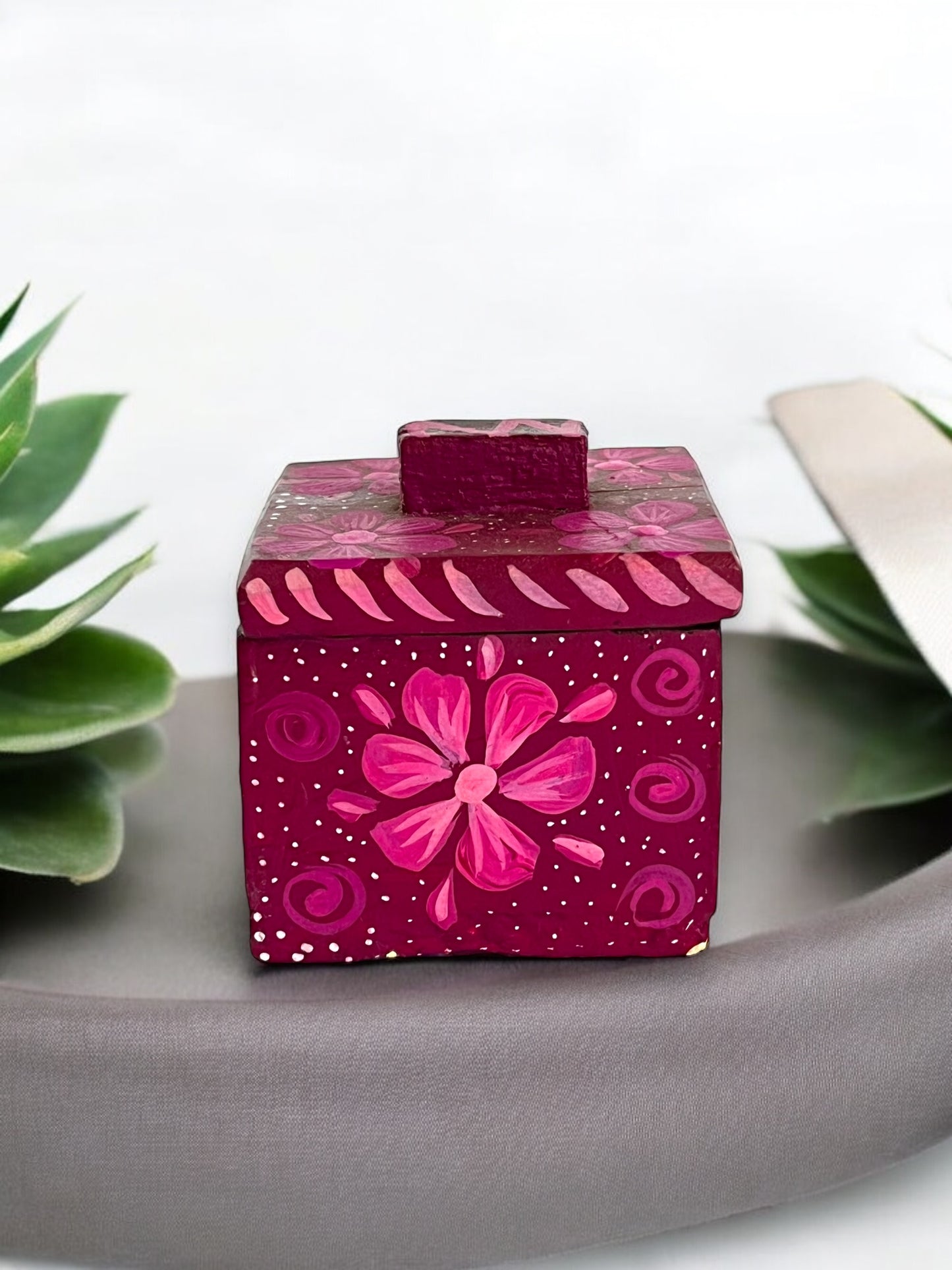 Caja Cuadrada Pintada a Mano en Tonos Rosados