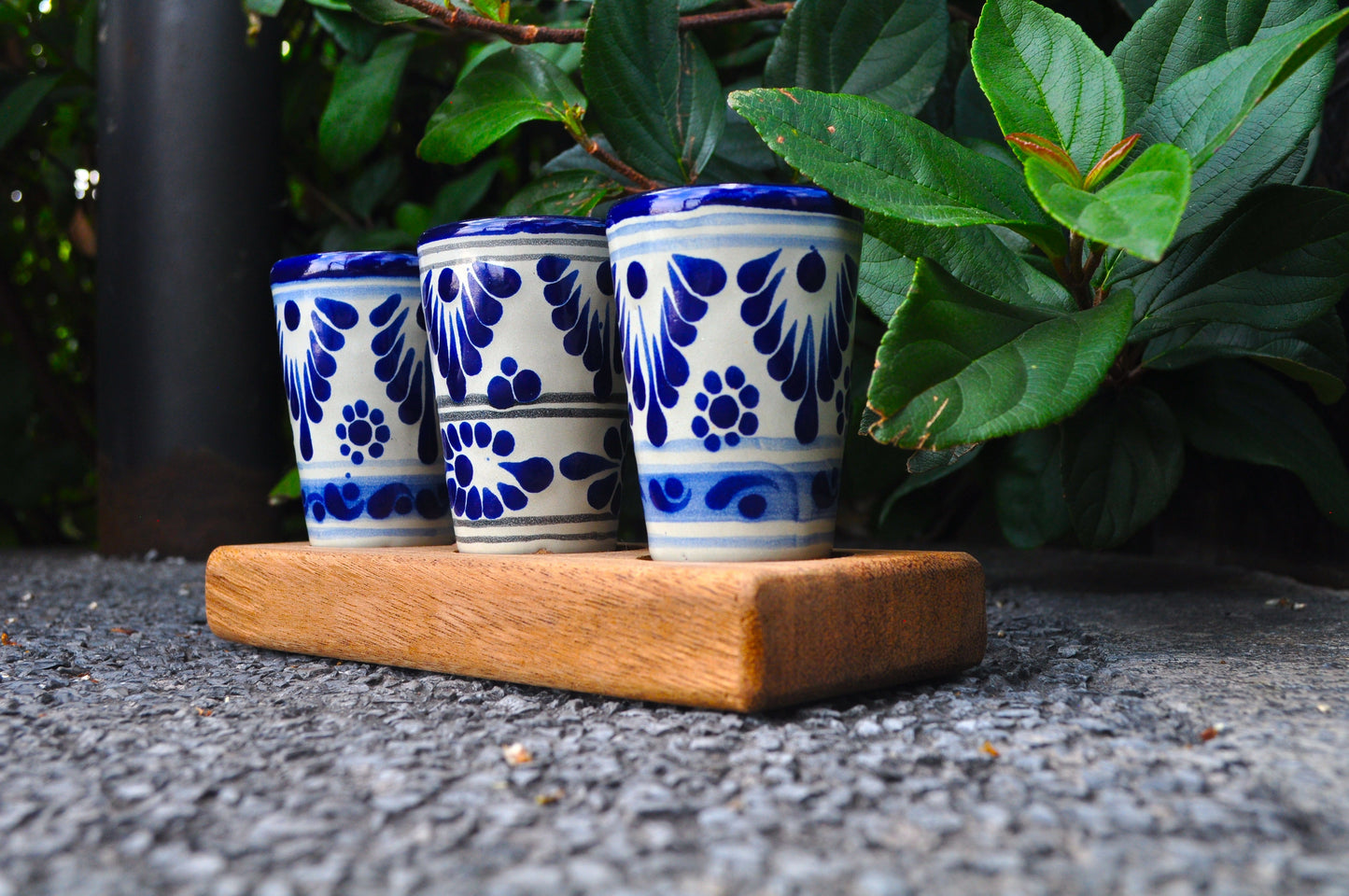 Juego de tres tequileros de talavera poblana de 2oz/59ml con base de madera parota personalizable