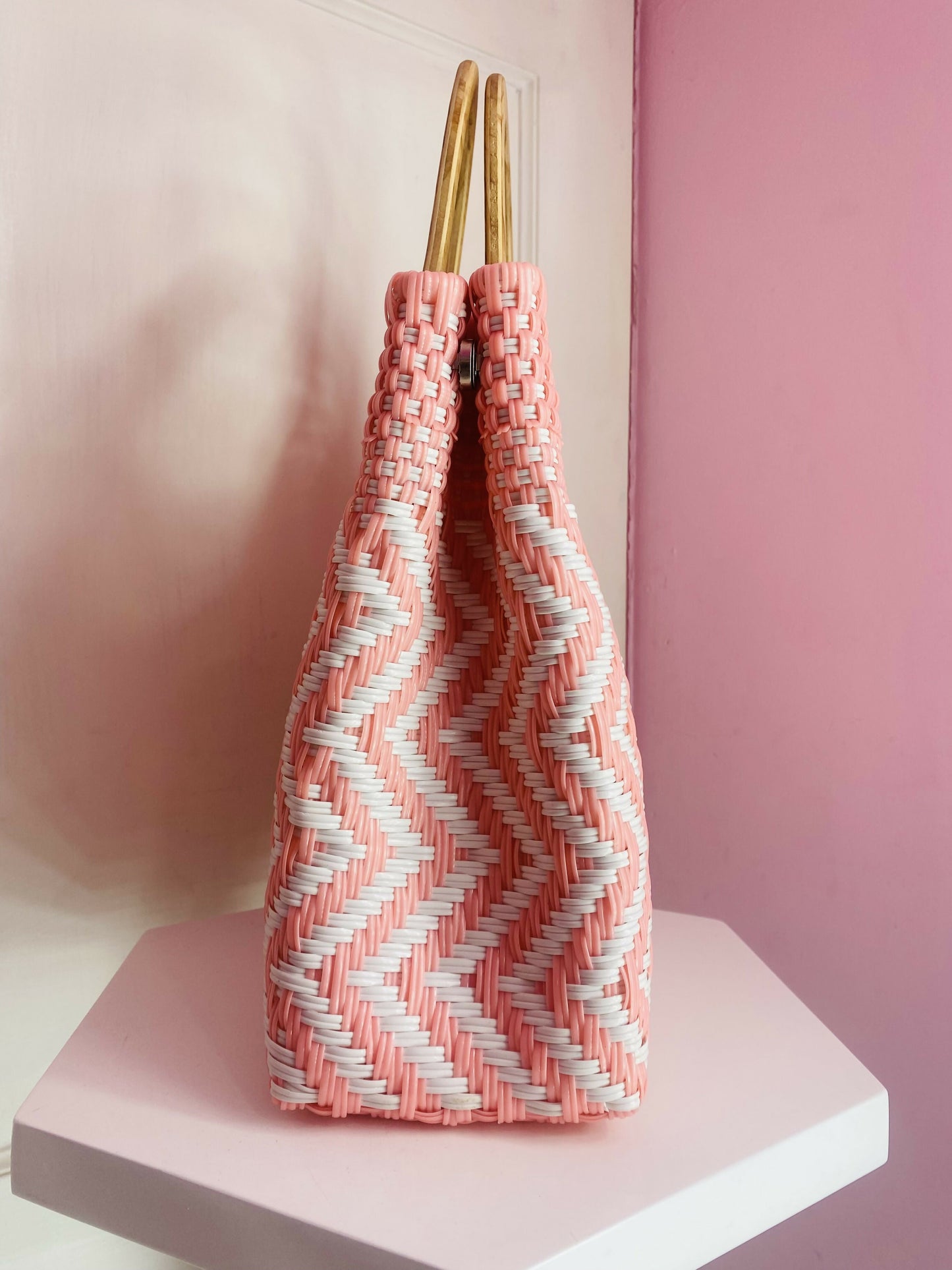 Bolsa artesanal grande con asa de madera (Blanco con rosa)