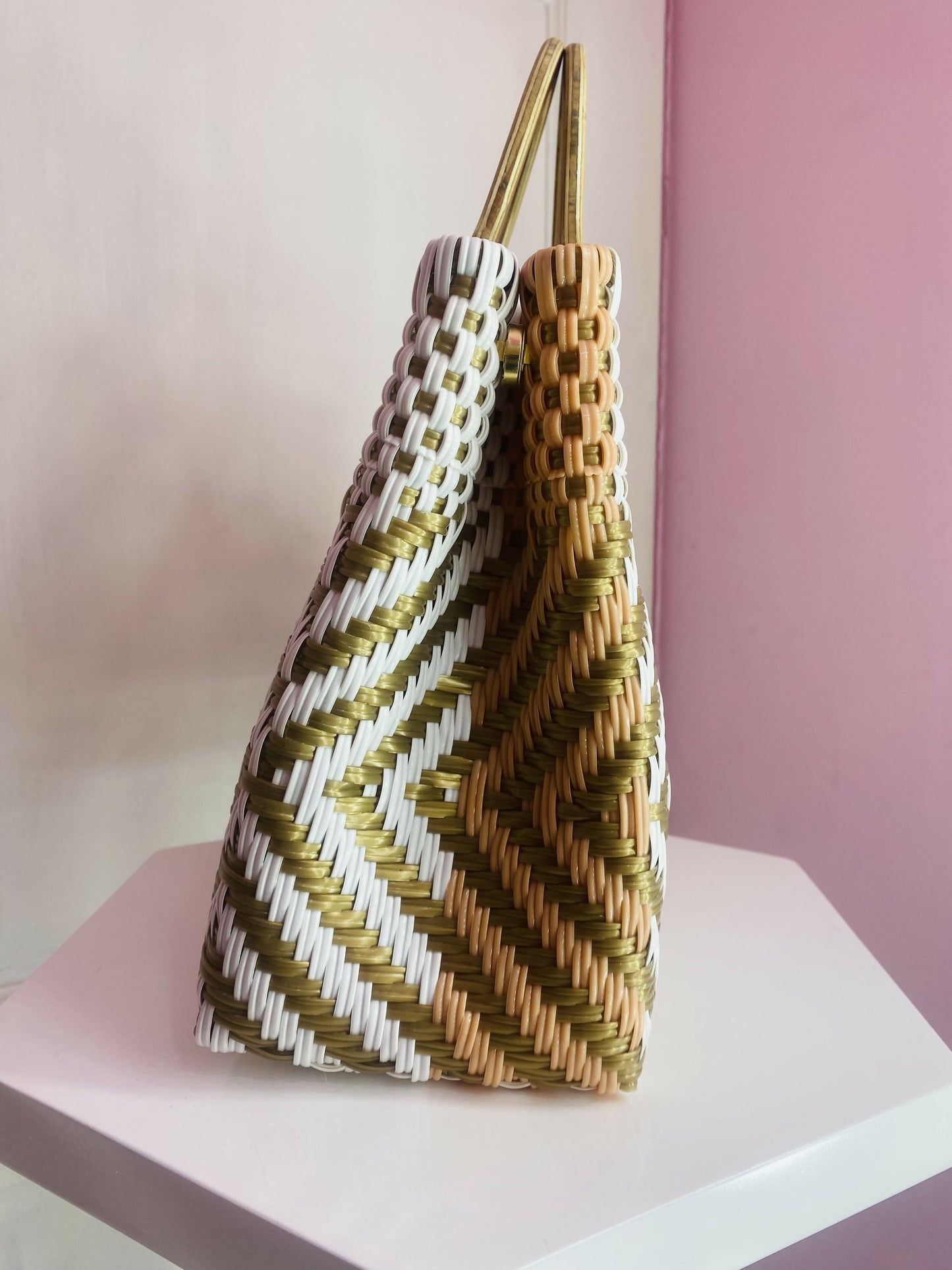 Bolsa artesanal Mediana con asa de madera (Blanco, Oro y Melón)