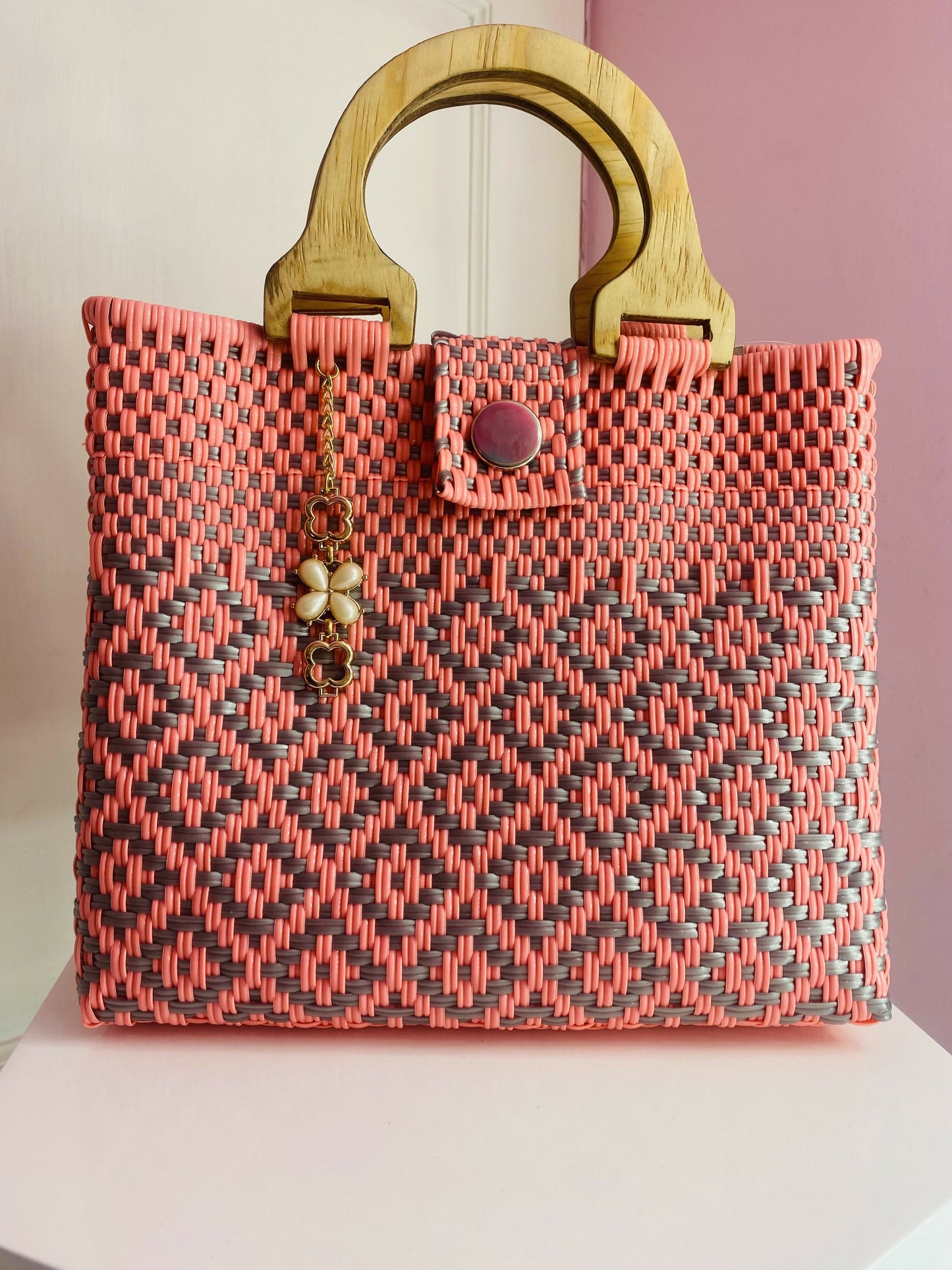 Bolsa artesanal Mediana con asa de madera (Salmón y Plata)