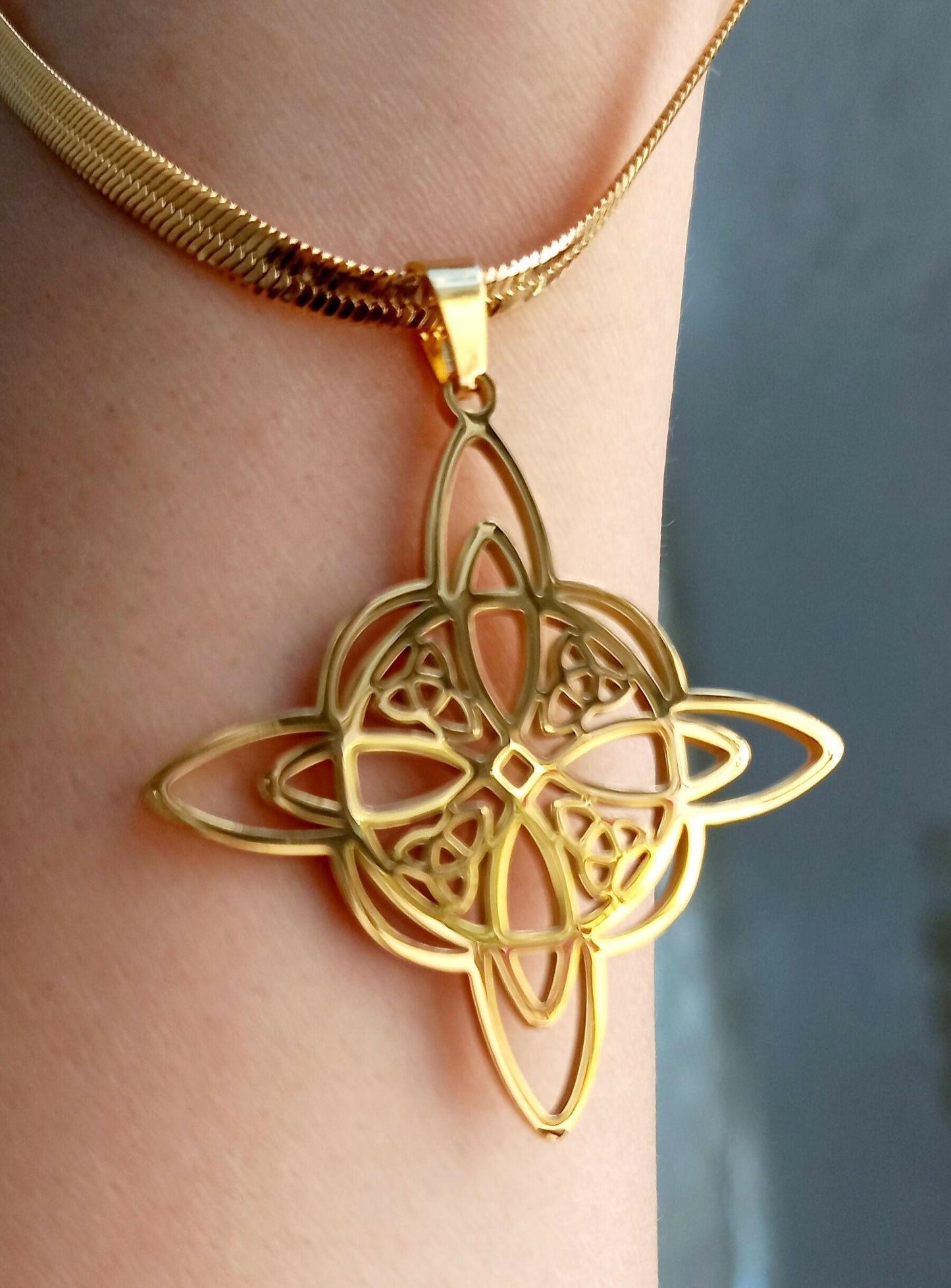 Cadena con dije nudo de bruja dorado