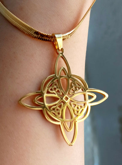 Cadena con dije nudo de bruja dorado